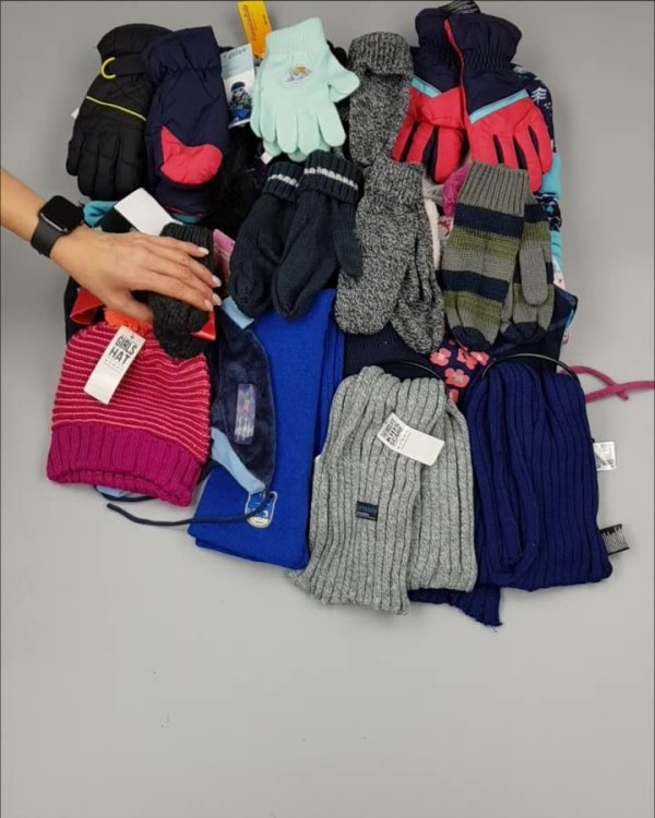 Фотография  486 - Шапки, шарфы, перчатки детские СТОК#3 кг, ЛОТ №2452 оптом в Благовещенске и Амурской области