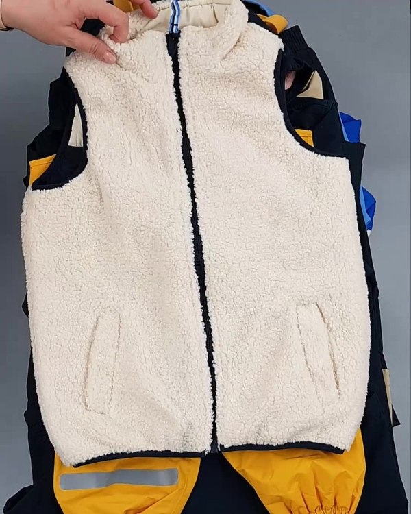 Фотография  521 - Верхняя одежда TCM kids 074#7 кг, ЛОТ №6681 оптом в Благовещенске и Амурской области