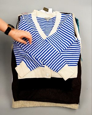 Фотография  646 - Джемпера СТОК CAN 084#7 кг, ЛОТ №7647 оптом в Благовещенске и Амурской области