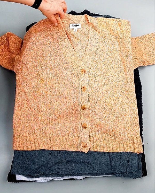 Фотография  556 - Джемпера СТОК CAN 084#7 кг, ЛОТ №7648 оптом в Благовещенске и Амурской области