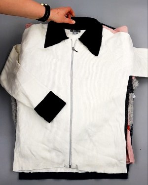 Фотография  895 - Джемпера СТОК CAN 084#7 кг, ЛОТ №7650 оптом в Благовещенске и Амурской области