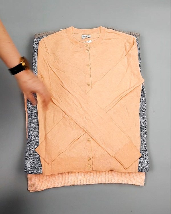 Фотография  673 - Джемпера легкие СТОК CAN 084#7 кг, ЛОТ №7635 оптом в Благовещенске и Амурской области