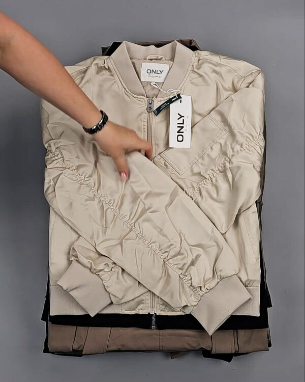 Фотография  411 - Ветровки Bestseller 045#10 кг, ЛОТ СТ-9407 оптом в Благовещенске и Амурской области