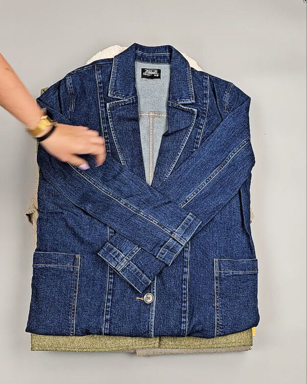 Фотография  592 - Ветровки женские CAN 104#12,5 кг, ЛОТ СТ-9404 оптом в Благовещенске и Амурской области