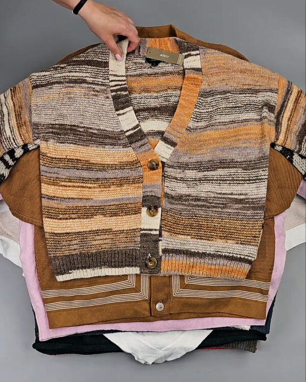 Фотография  539 - Джемпера СТОК CAN#10 кг, ЛОТ СТ-9915 оптом в Благовещенске и Амурской области